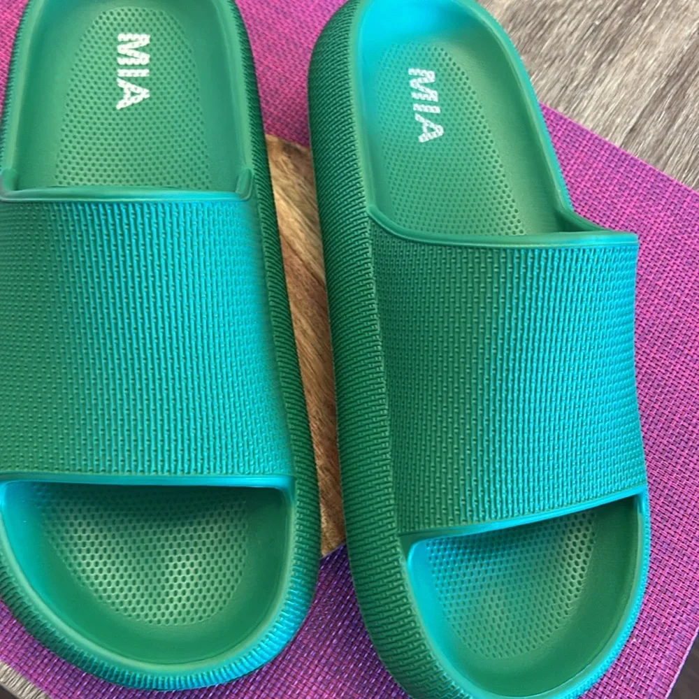 MIA slides , new, size 7 - Picture 2 of 7